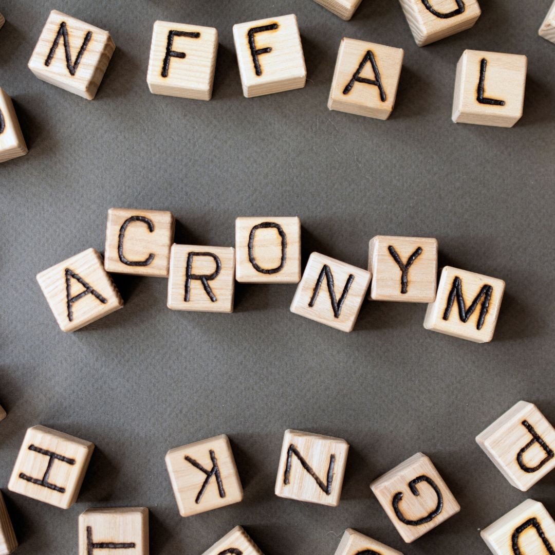 Comprendre les acronymes des appareils auditifs pour bien choisir vos accessoires